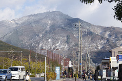 雪の比叡山。京都市,左京区岩倉の国際会館駅前にて