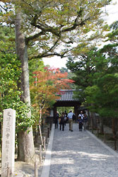 京都市,左京区,紅葉が始まる慈照寺(銀閣寺)門前の賑わい(2012年10月27日撮影)
